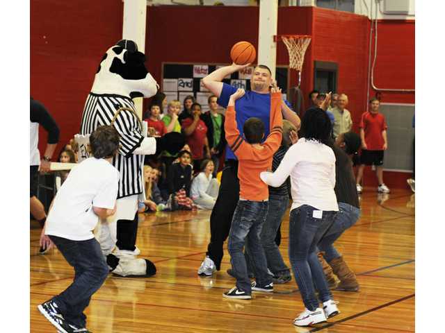Pro athletes make visit to Statham Elementary