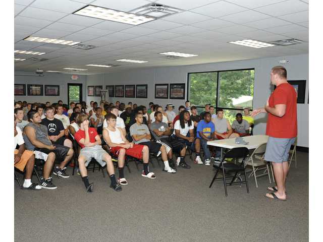 Falcons' Reynolds visits Winder-Barrow football team