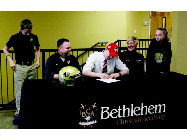 Kamm puts pen to paper for Valdosta Kamm puts pen to paper for Valdosta