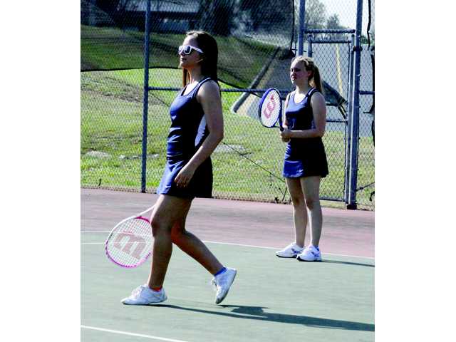 Wildcat tennis blasts visiting Vikings Wildcat tennis blasts visiting Vikings
