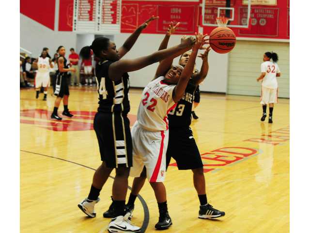 Lady Cats falter on road
