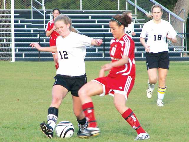 RHHS soccer teams roll to region wins