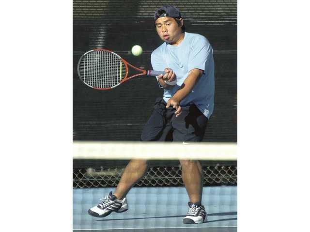 Saugus tennis: Cents hit learning curve 