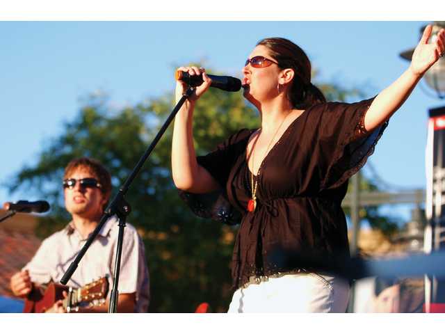 Country star Coffey, 'Idol' finalist thrill Valencia