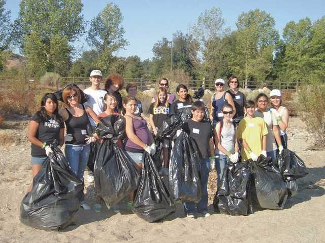 Sierra Vista students give back