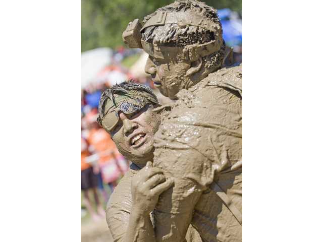 Thousands crawl through mud in Castaic