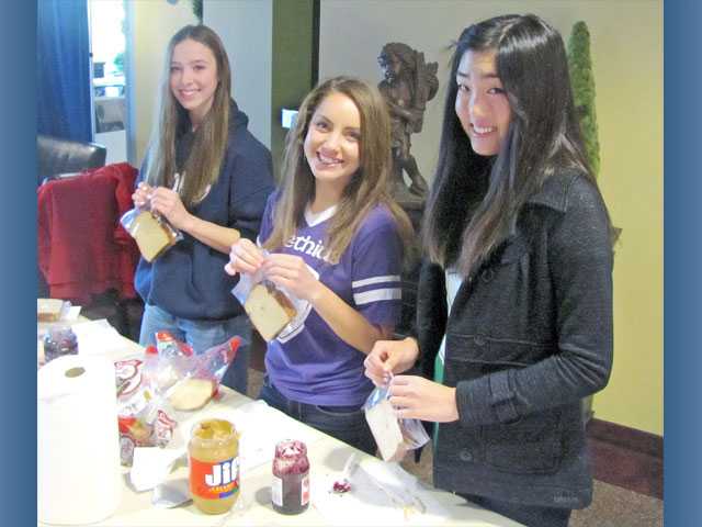 Trinity students make meals for homeless