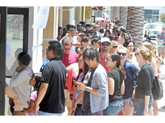 Shoe sale attracts thousands