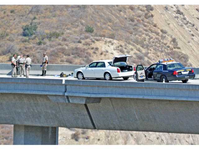 UPDATE: Man apparently commits suicide on Newhall Pass bridge