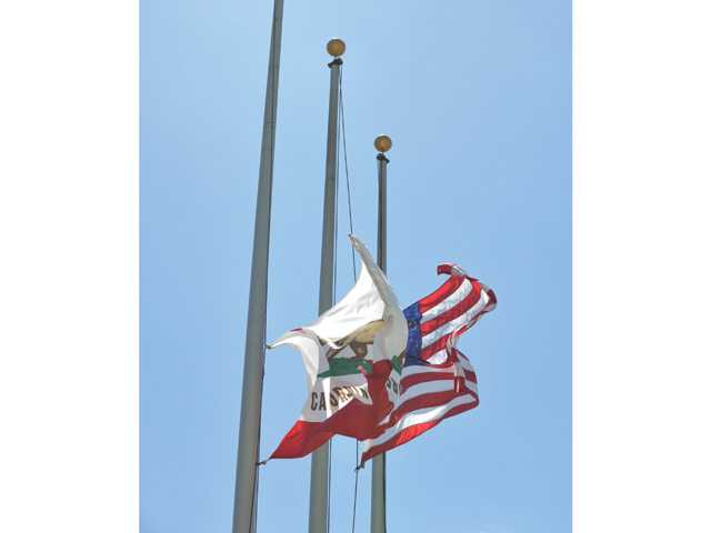 Astronauts, family mourn Neil Armstrong