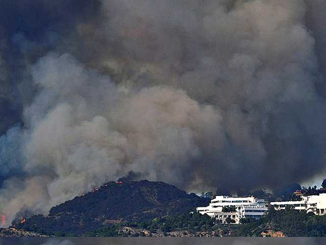 UPDATE: Wildfire erupts in LA near I-405 amid high heat 