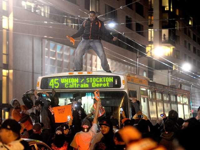 Thousands gather at City Hall to celebrate Giants