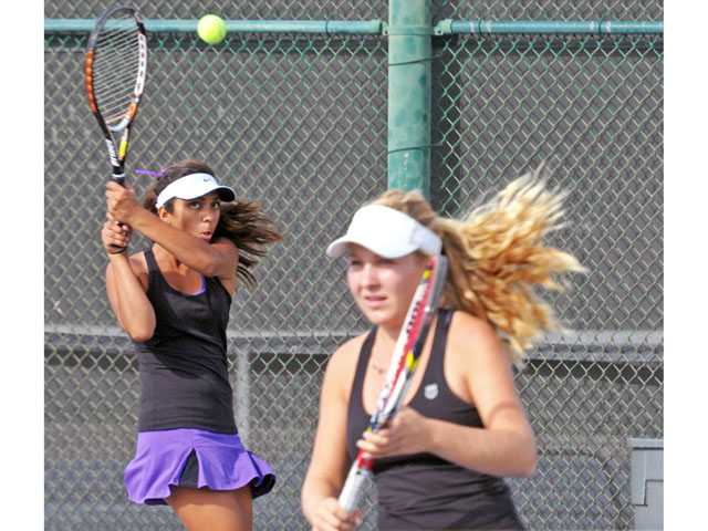 CIF playoff tennis: Vikes move on with ease