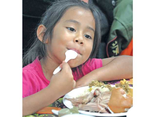 Hundreds in Val Verde enjoy Thanksgiving meal