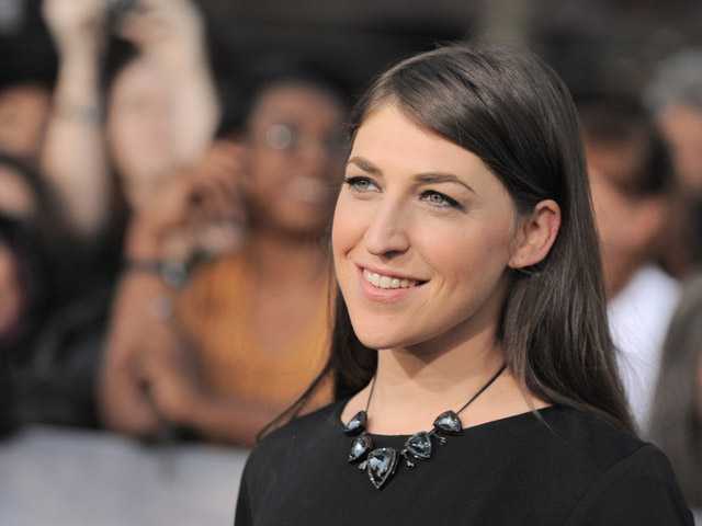'Blossom' star Bialik divorcing husband of 9 years