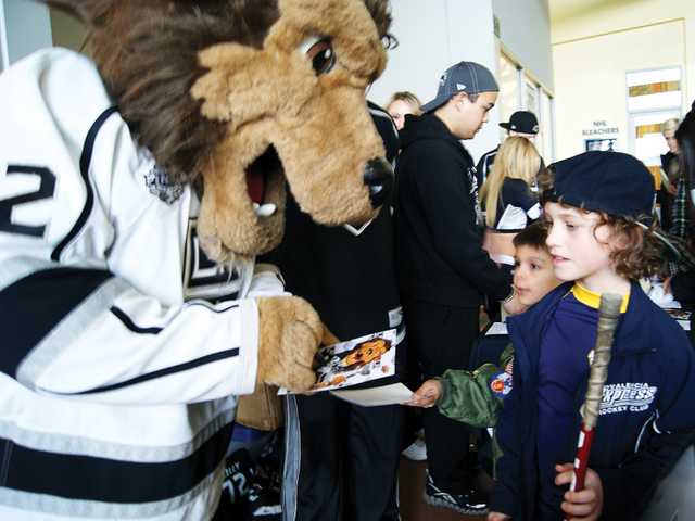 LA Kings alumni players host event to meet fans