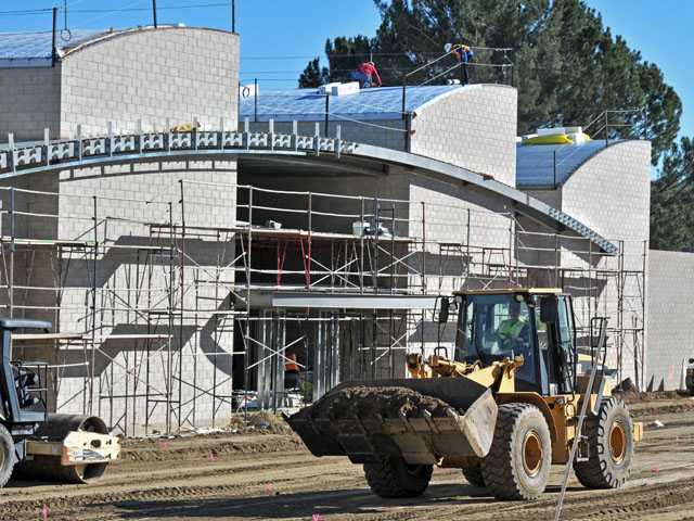 Castaic pool complex shaping up