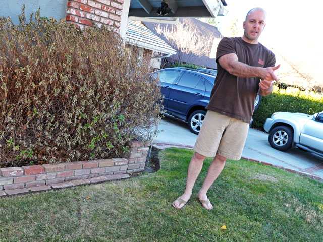 Would-be Valencia burglar held at gun point