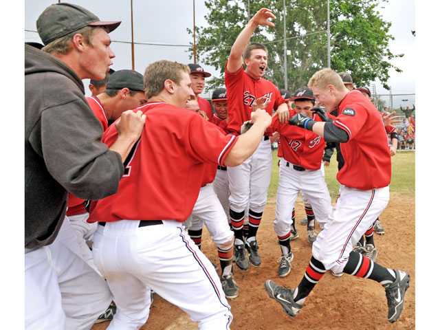 Hart baseball defeats Valencia in walk-off fashion