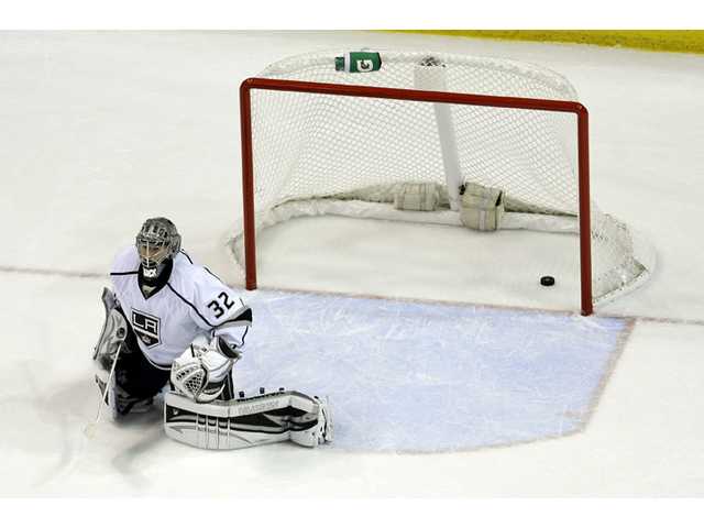 Jackman gives Blues 2-1 win over Kings, 2-0 lead 