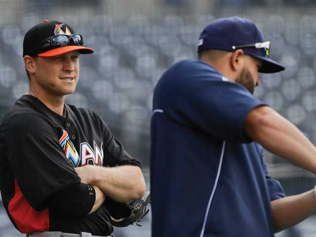 MLB: Valaika breaks his wrist