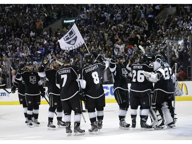 Kings finish off St. Louis 2-1