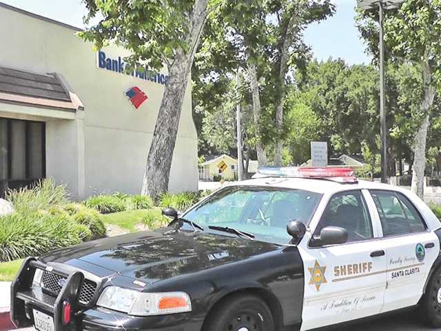 Man robs Newhall bank, suspect arrested in less than 15 minutes