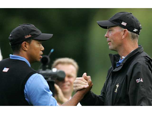Nike sticking by Woods despite off-course problems 