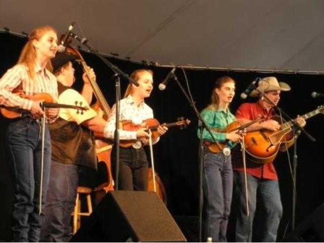 Triple-threat Texas fiddlers blow roof off Melody Ranch stage