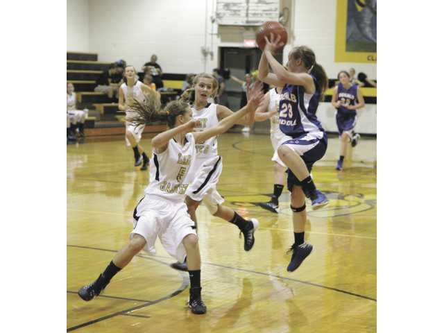 Yellowjackets sting Lady Saints Yellowjackets sting Lady Saints