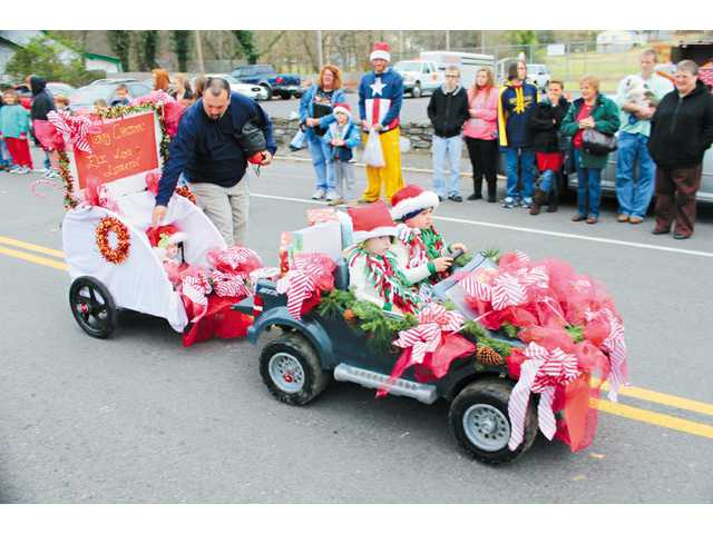 Here comes Santa Claus! Here comes Santa Claus!
