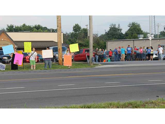 Protesters visit second Gigging for Grads Protesters visit second Gigging for Grads