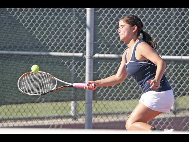Bulldogs handle tennis rival to earn 5-0 league mark