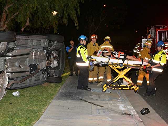 Three hurt in 2-car crash in Valencia early Sunday