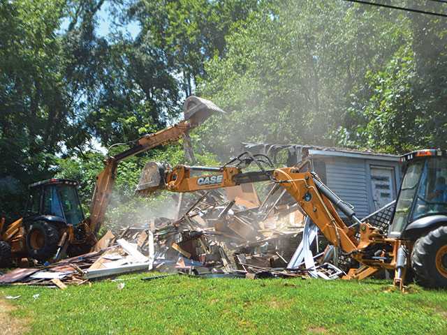City demolishing buildings deemed unfit City demolishing buildings deemed unfit