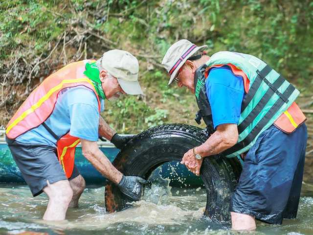Volunteers remove over 10,000 pounds of refuse from river Volunteers remove over 10,000 pounds of refuse from river