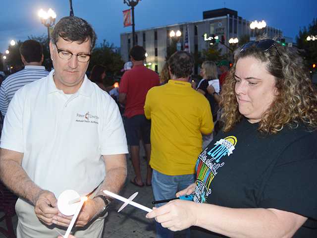 Candlelight vigil promotes love Candlelight vigil promotes love