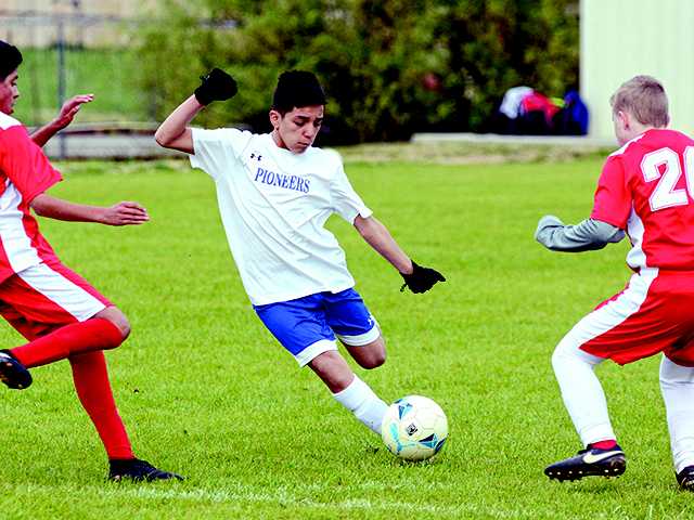 Pioneers end regular season with blowout Pioneers end regular season with blowout