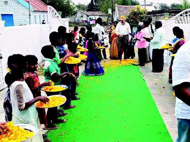 Cook family helps orphans in India Cook family helps orphans in India