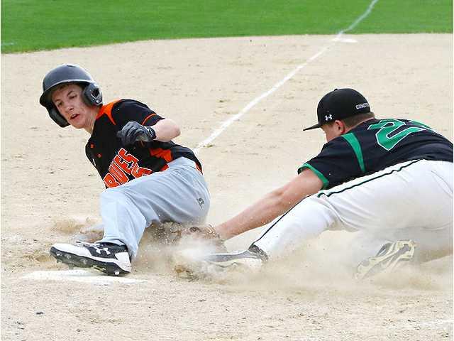 Braves walk off with wild 8-inning win over Comets Braves walk off with wild 8-inning win over Comets