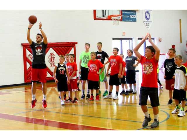Former Badger Showalter visits Shullsburg Basketball Camps Former Badger Showalter visits Shullsburg Basketball Camps