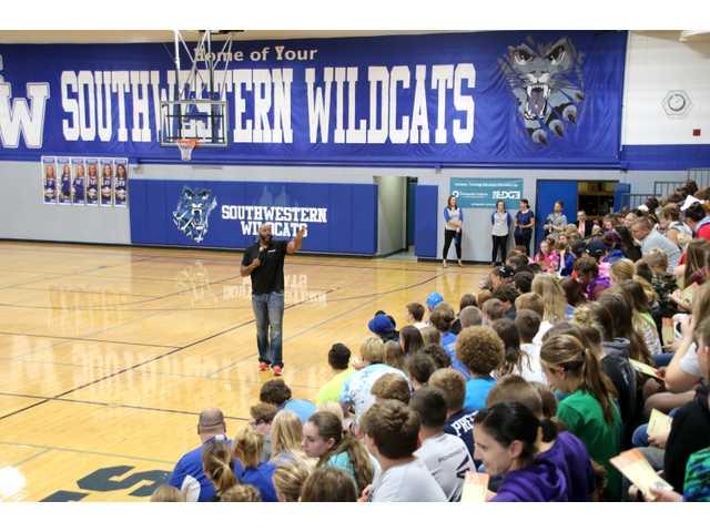 Former professional football player challenges students Former professional football player challenges students